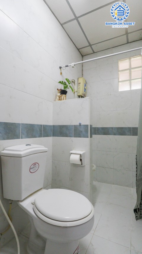 ทาวน์เฮ้าส์มือสองย่านกรุงเทพฯ ม.ซอยสุขสันต์7 กาญจนาภิเษก เนื้อที่มากถึง 22.3 ตร.ว. ฟังก์ชัน 2 ห้องนอน 2 ห้องน้ำ 1 ที่จอดรถ บ้านรีโนเวทแล้ว หลังบ้านกว้างขวาง ทำเลโซนกรุงเทพฯ ชั้นใน ใกล้รถไฟฟ้าสายสีน้ำเงิน "สถานีหลักสอง" ราคาถูกสุดในย่าน!...